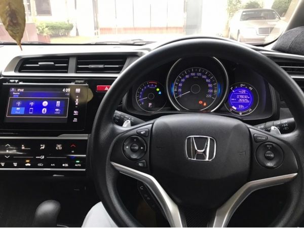 2015 HONDA JAZZ SV i-VTEC Hatchback AT (ออกรถปลายปี 11/2015) รูปที่ 4