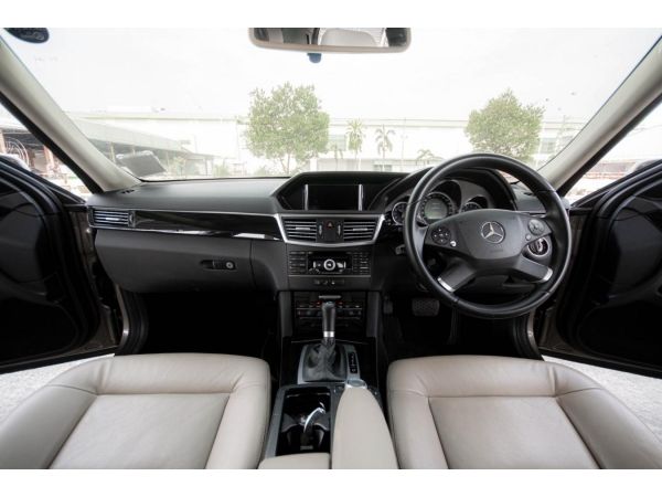 รถหรู Mercedes Benz 1.8E250 CGI Sedan หลังคาแก้ว โฉม W212 ปี2010 AT รูปที่ 3