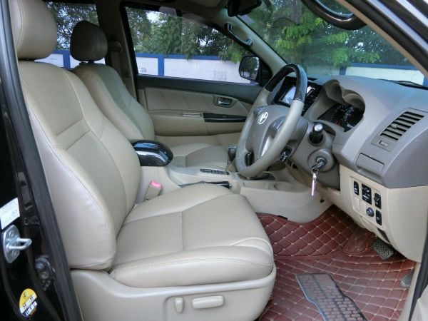 TOYOTA FORTUNER 3.0 V 4WD รุ่นท็อป ขับ4 ปี20120สีดำ รถสภาพสวยเดิมเครื่องดีเซลภายในสวยเบาะหนังแท้ปรับไม่เคยจมน้ำไม่เคยมีอุบัติเหตุ รูปที่ 4