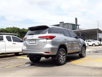 TOYOTA FORTUNER 2.8 V 4WD CC. ปี 2017 สี เงิน เกียร์ Auto รูปที่ 4