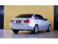 2010 BMW 320d 2.0 E90 SE Sedan AT สีเงิน เกียร์ออโต้ เครื่องดีเซล บอดี้สวย ไม่มีอุบัติเหตุ เป็นรุ่นที่ประหยัดเชื้อเพลิงดีมาก รูปที่ 4