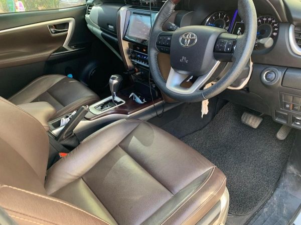 2016 TOYOTA FORTUNER 2.4 2WD A/T สีขาว รูปที่ 5