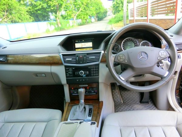 BENZ E200 CGI ELEGANCE ( W212) ปี2012 รถสวยมือเดียวจากป้ายแดง ไมล์ 6 หมื่นกิโลแท้ๆมีประวัติศูนย์มีบุ๊คเซอร์วิสครบเช็คได้ค่ะ รูปที่ 6