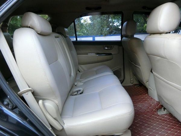 TOYOTA FORTUNER 3.0 V 4WD รุ่นท็อป ขับ4 ปี20120สีดำ รถสภาพสวยเดิมเครื่องดีเซลภายในสวยเบาะหนังแท้ปรับไม่เคยจมน้ำไม่เคยมีอุบัติเหตุ รูปที่ 7