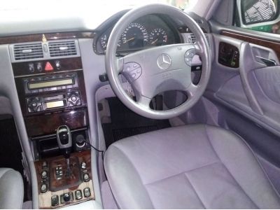 ขายรถ Benz E200 Kompresser ปี 2002 สภาพดี สวย คลาสสิก ใช้งานในชีวิตประจำวันปกติ  แอร์เย็น ยางใหม่ ใช้งานได้ทุกฟังก์ ชั่นมั่นใจในการเดินทางต่างจังหวัดไกลๆ ไม่ต้องเสียเวลาเก็บรายละเอียดให้ปวดหัวกับการเก รูปที่ 7