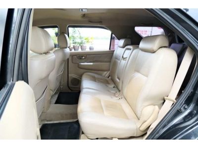 TOYOTA FORTUNER 2.5G เกียร์ธรรมดา สีดำ ปี 2010 รูปที่ 8